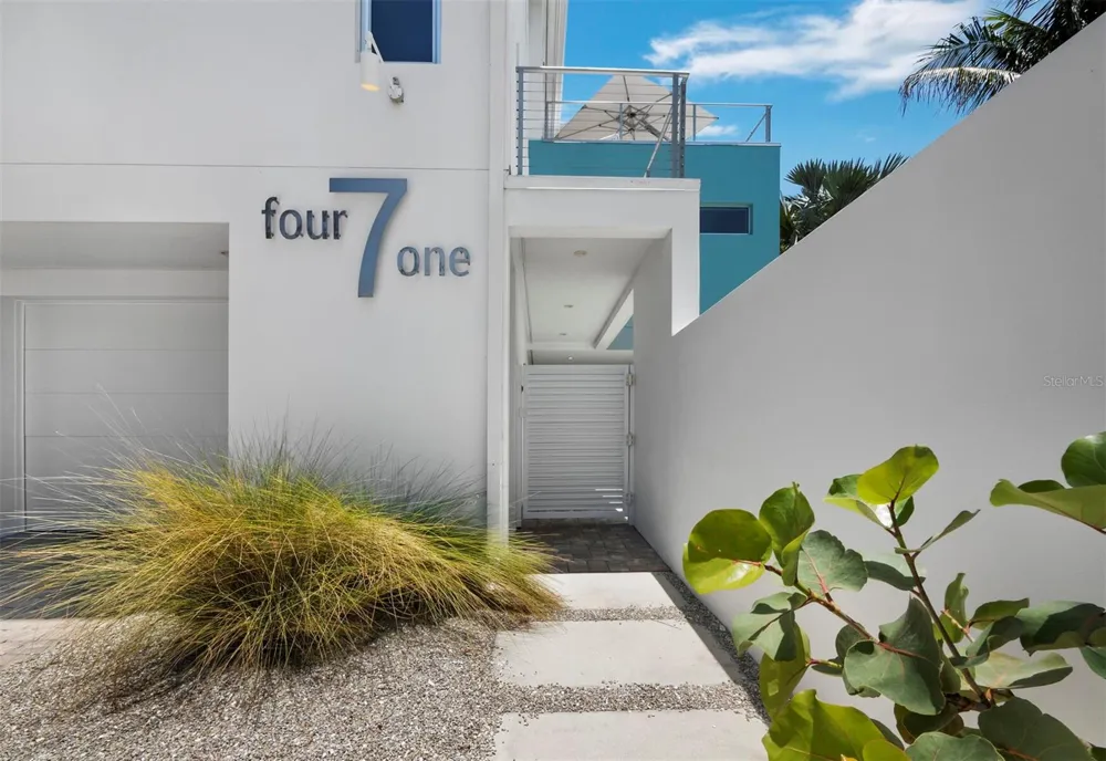 471 ISLAND CIRCLE Sarasota, FL 34242