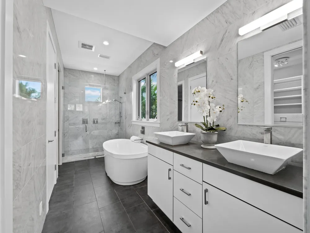 471 ISLAND CIRCLE Sarasota, FL 34242