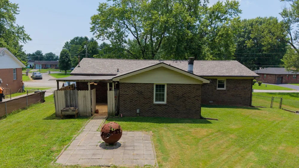 602 Holiday Park Dr Hopkinsville, KY 42240