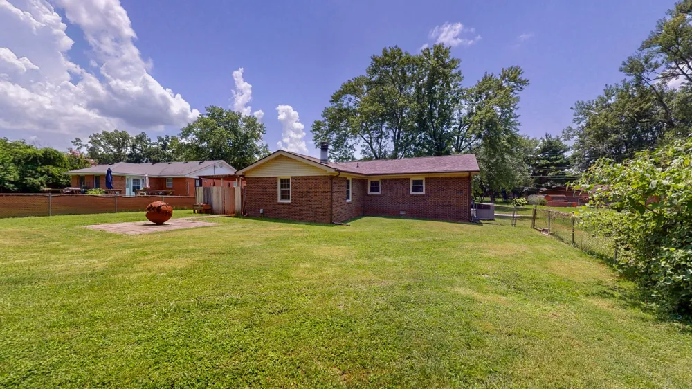 602 Holiday Park Dr Hopkinsville, KY 42240
