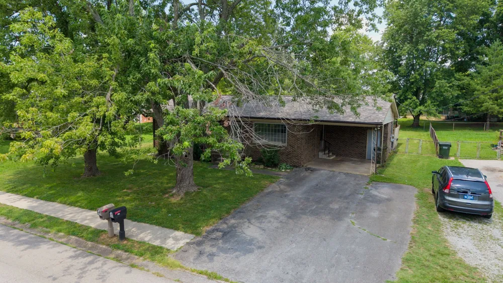 602 Holiday Park Dr Hopkinsville, KY 42240
