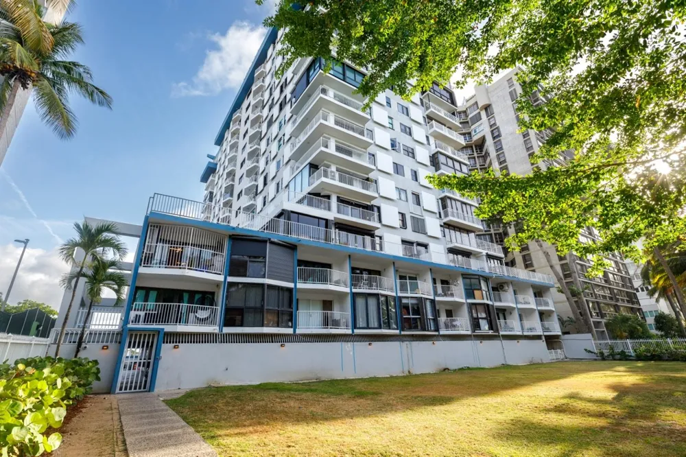 4633 AV. ISLA VERDE #105 Carolina, PR 00979
