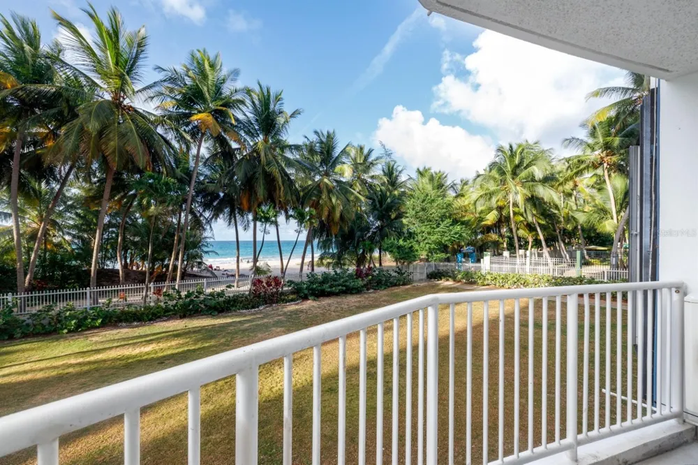 4633 AV. ISLA VERDE #105 Carolina, PR 00979