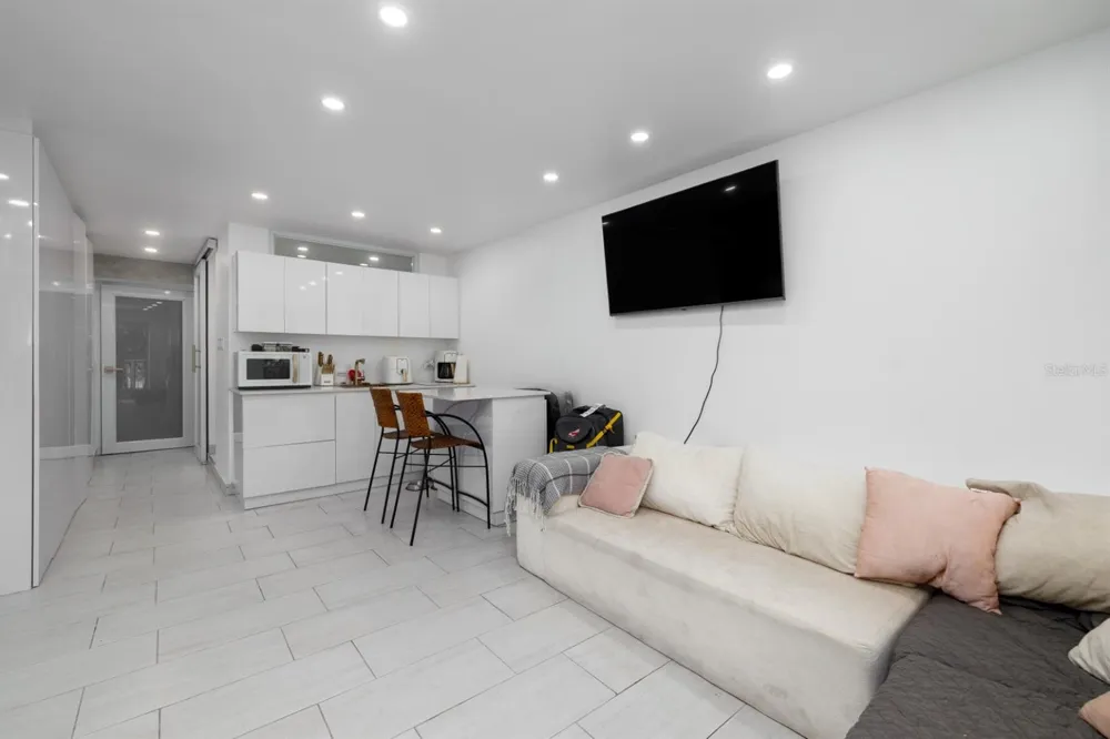 4633 AV. ISLA VERDE #105 Carolina, PR 00979