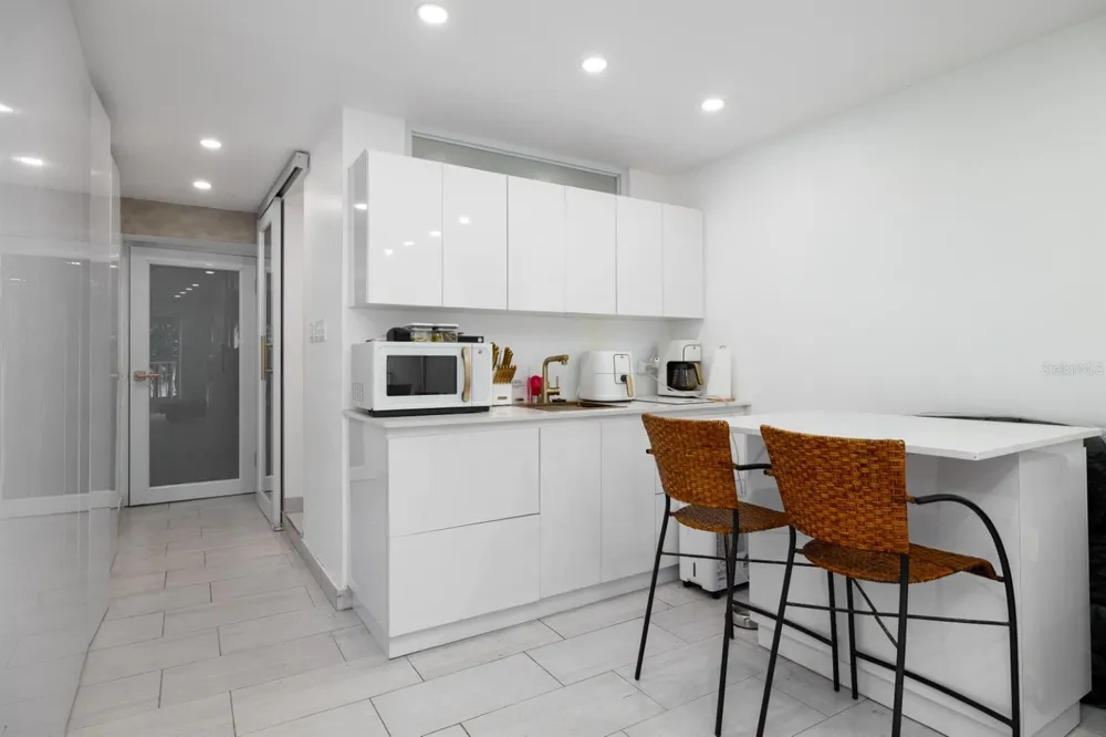 4633 AV. ISLA VERDE #105 Carolina, PR 00979