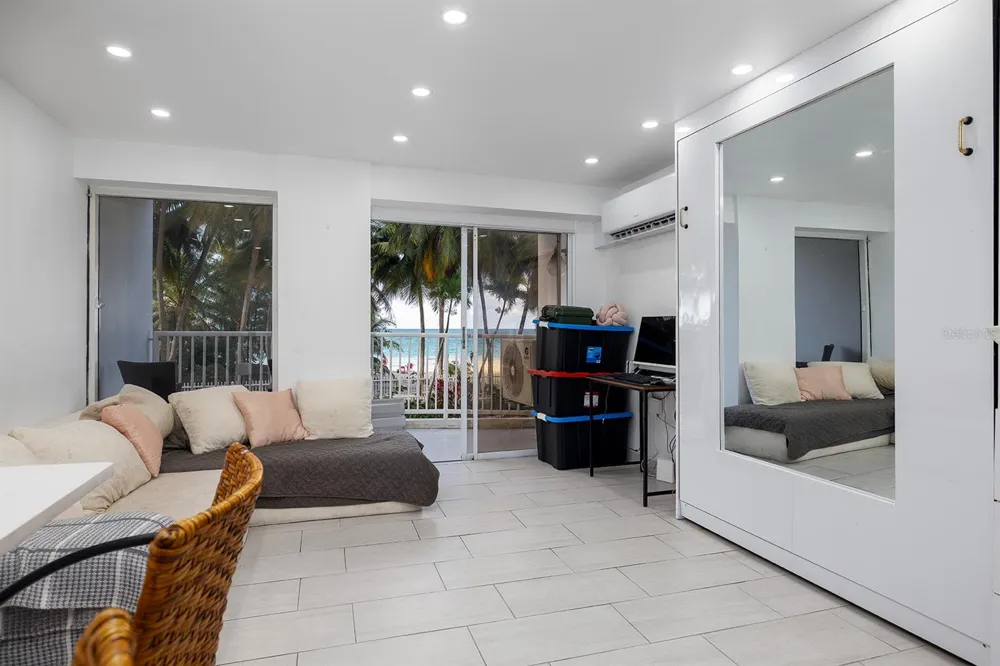 4633 AV. ISLA VERDE #105 Carolina, PR 00979