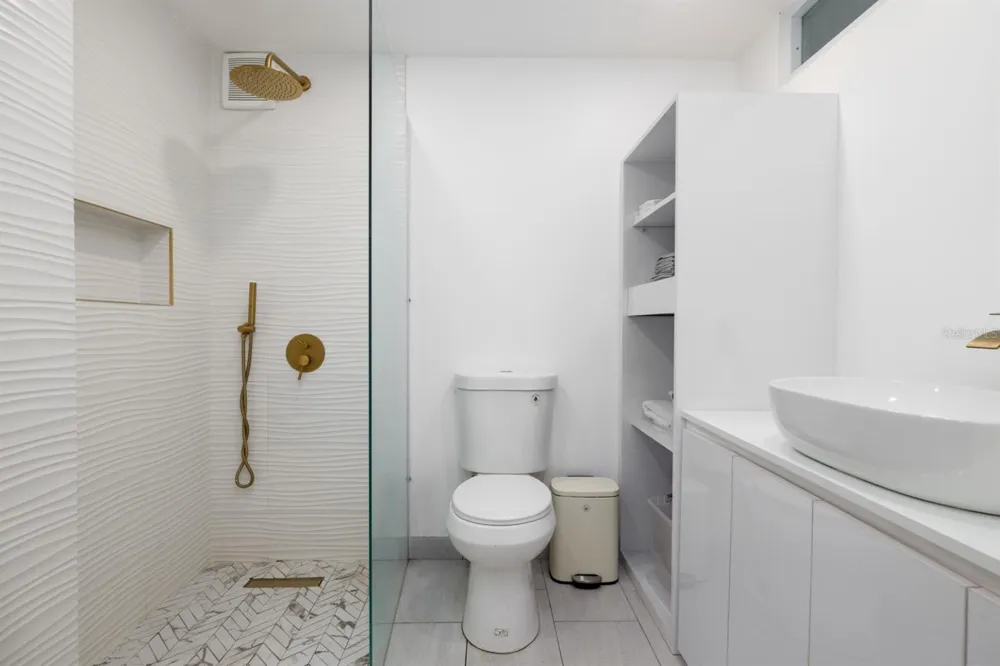 4633 AV. ISLA VERDE #105 Carolina, PR 00979