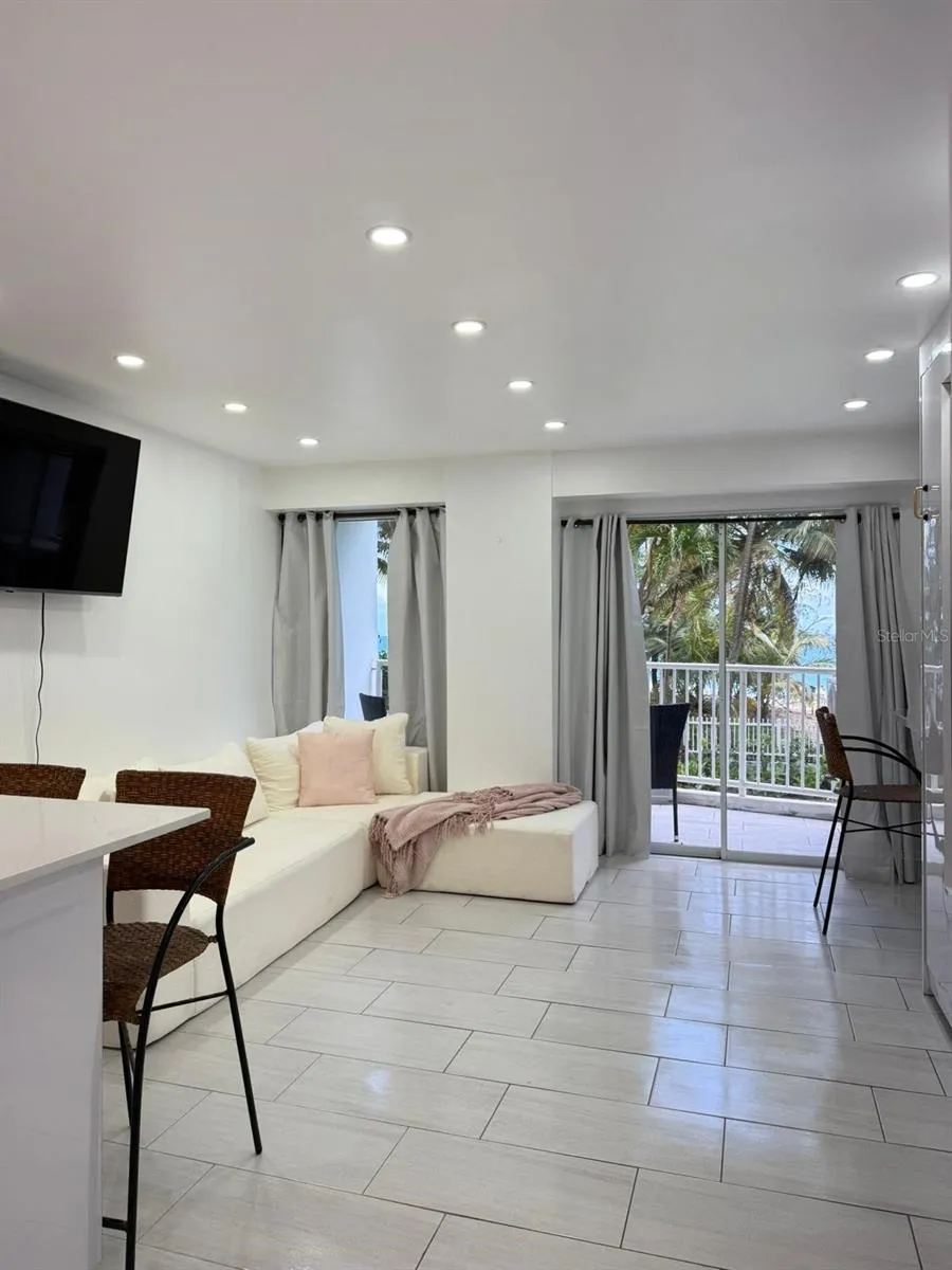 4633 AV. ISLA VERDE #105 Carolina, PR 00979