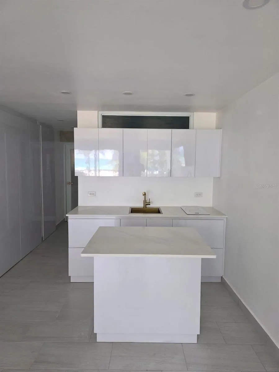 4633 AV. ISLA VERDE #105 Carolina, PR 00979