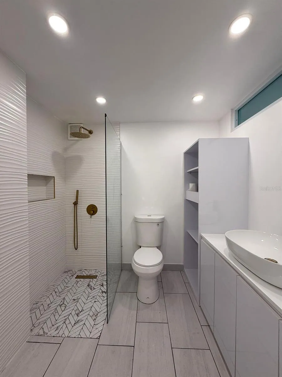 4633 AV. ISLA VERDE #105 Carolina, PR 00979