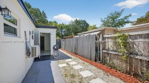 1010 NE 138th St North Miami, FL 33161