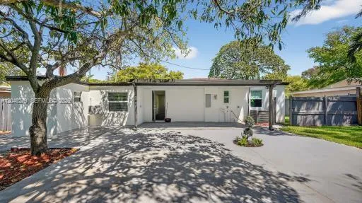 1010 NE 138th St North Miami, FL 33161