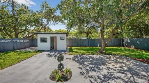 1010 NE 138th St North Miami, FL 33161