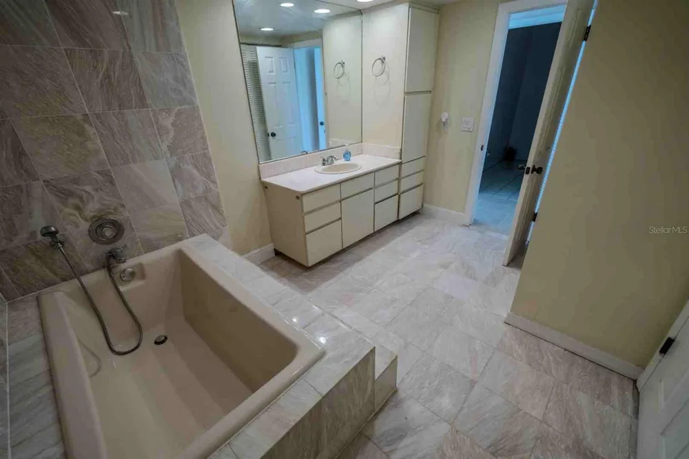 225 COUNTRY CLUB DRIVE #D142 Largo, FL 33771