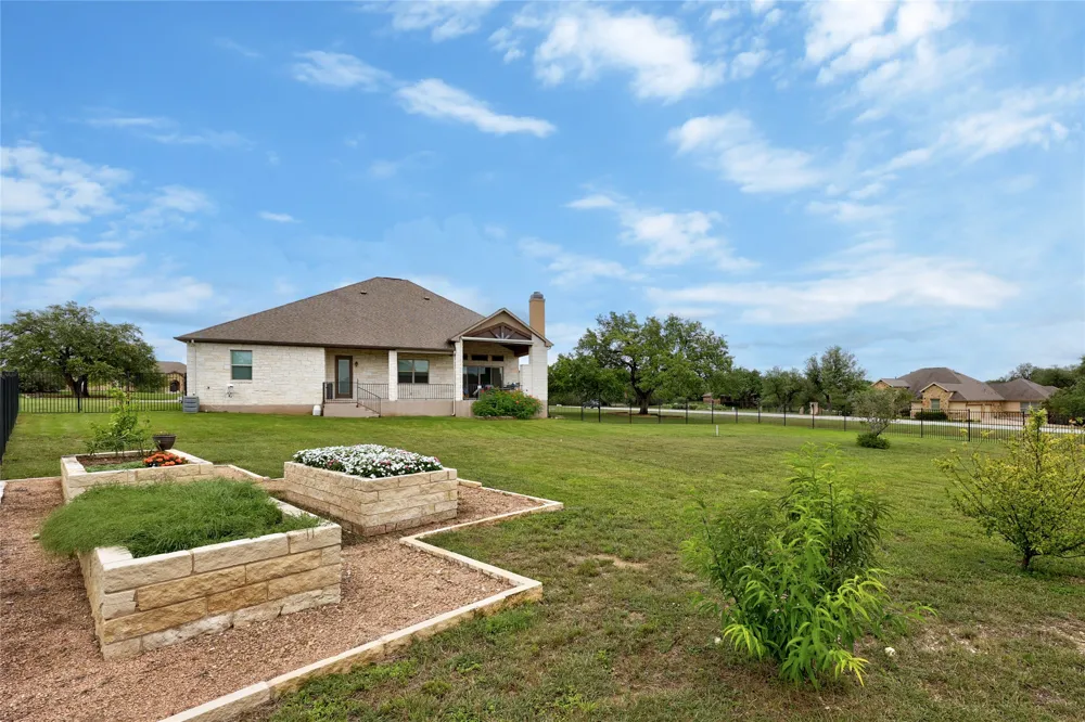 900 Hawthorne Loop Driftwood, TX 78619