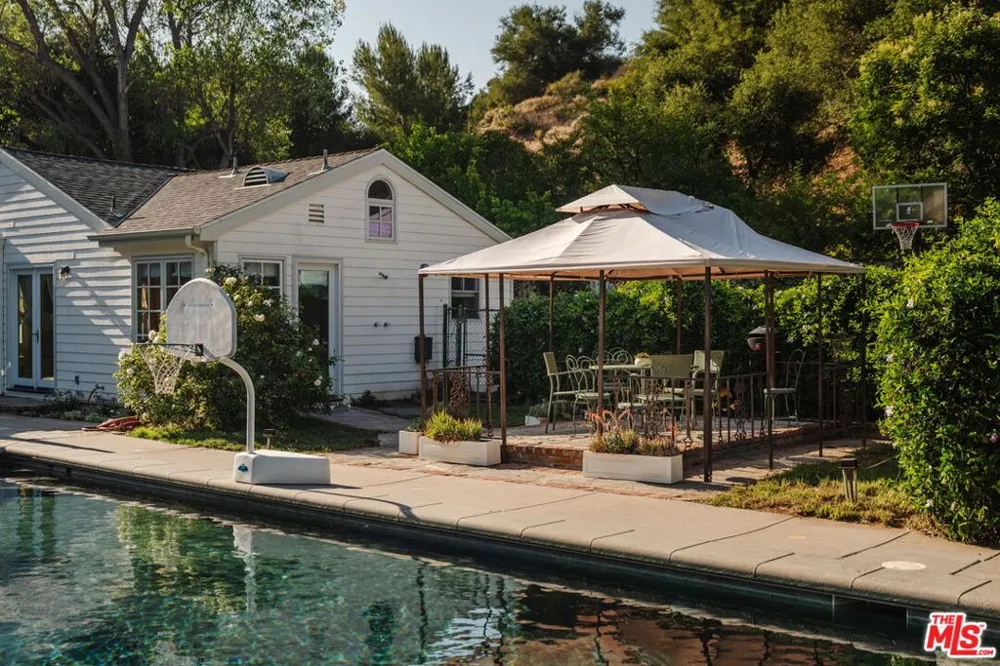 1520 Bonnell Drive Topanga, CA 90290