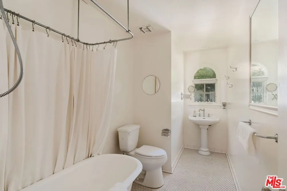 1520 Bonnell Drive Topanga, CA 90290