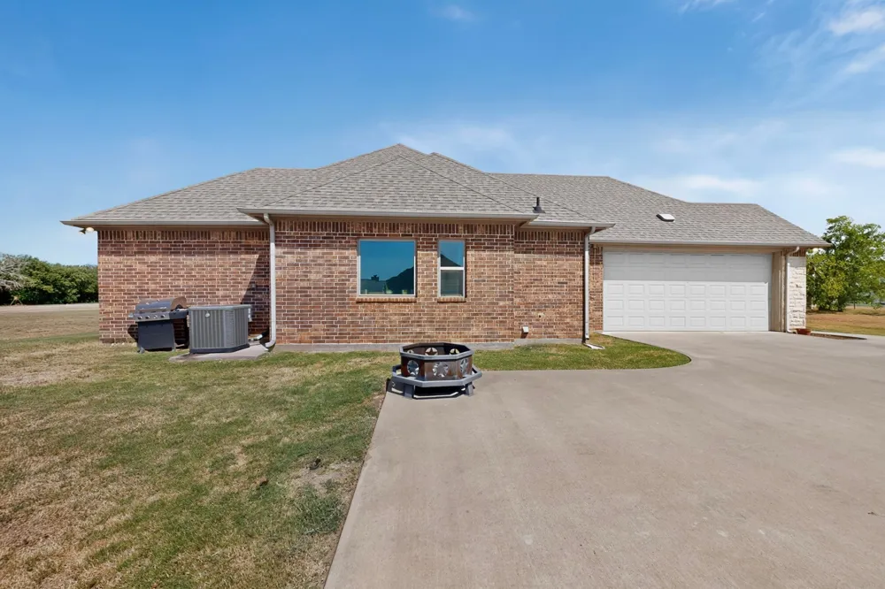 6120 County Road 401 Grandview, TX 76050