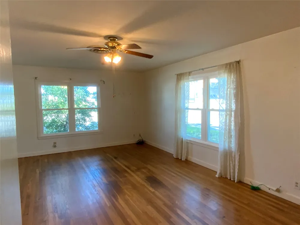 408 S Grimes Street Giddings, TX 78942