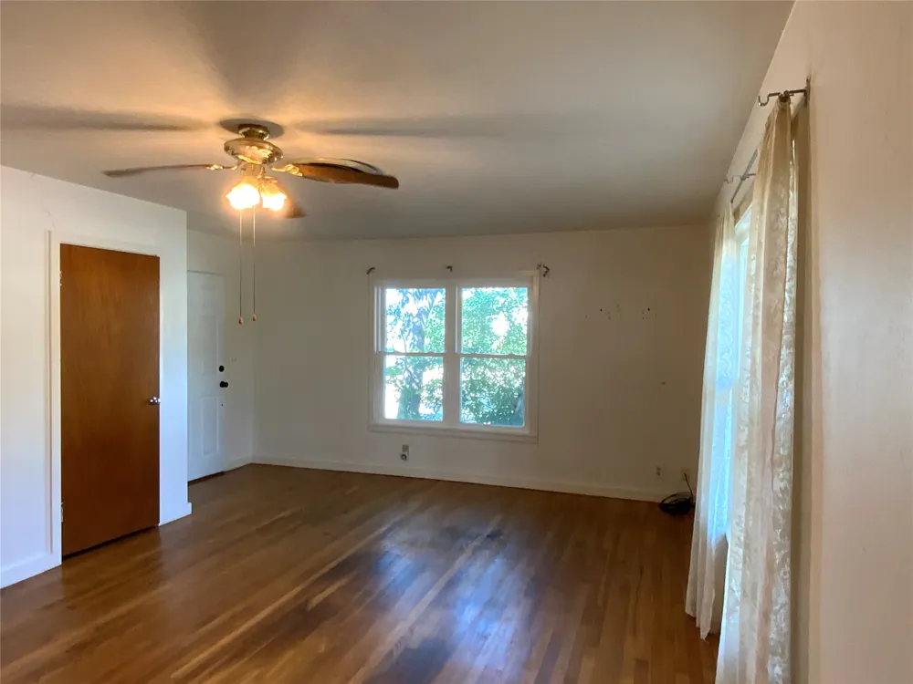 408 S Grimes Street Giddings, TX 78942