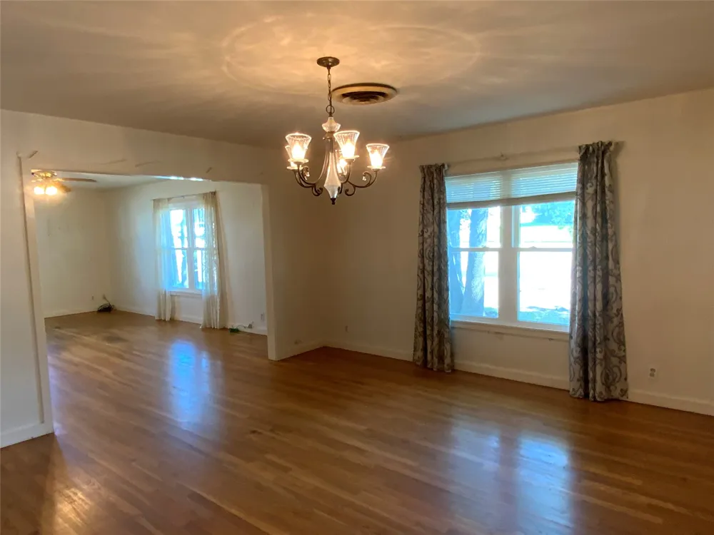 408 S Grimes Street Giddings, TX 78942