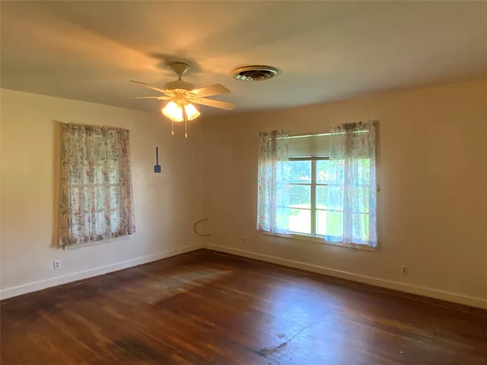 408 S Grimes Street Giddings, TX 78942
