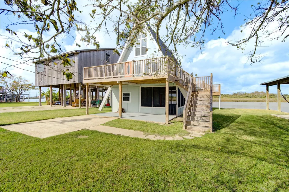 239 Redfish Drive Freeport, TX 77541
