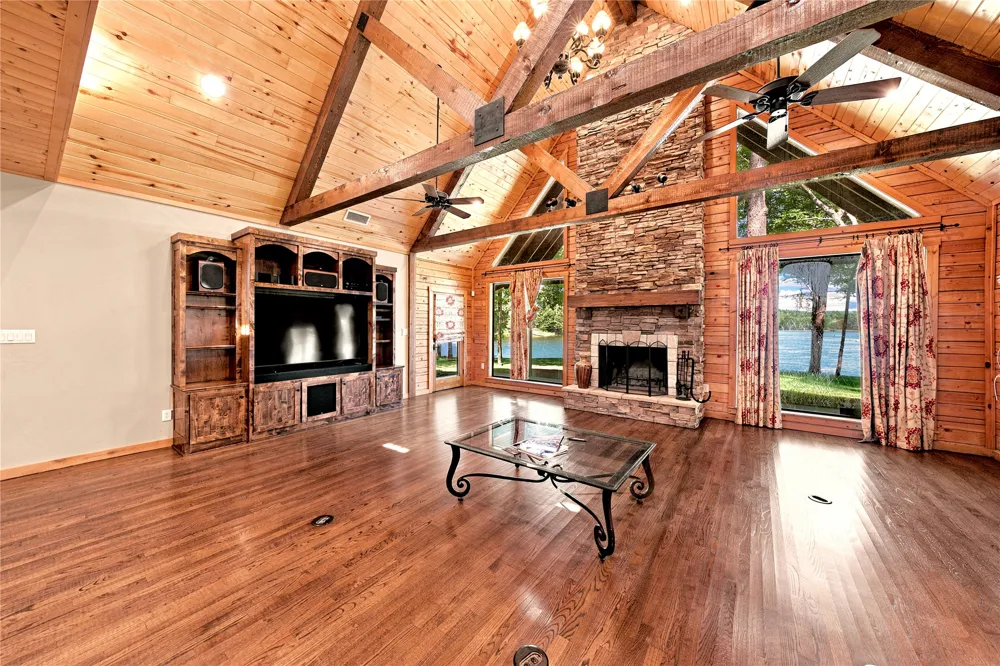 8726 Toler Pointe Larue, TX 75770