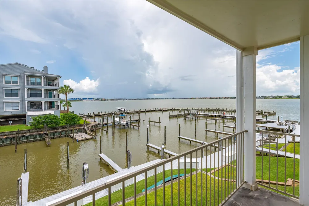 200 Yacht Club Lane #200 El Lago, TX 77586