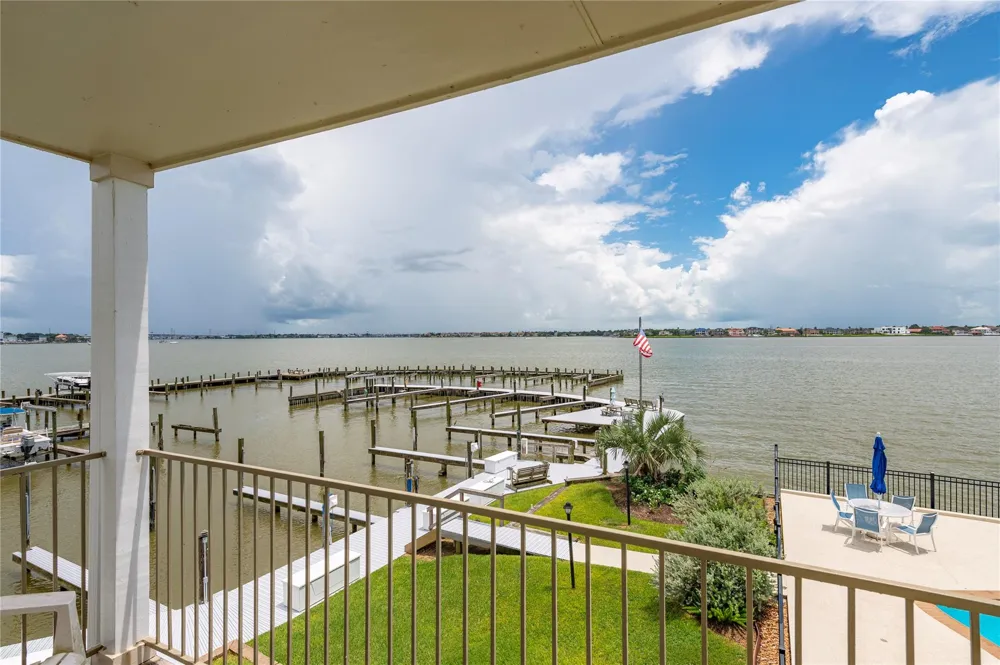 200 Yacht Club Lane #200 El Lago, TX 77586
