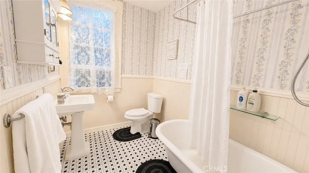 225 N Lima St #204 Sierra Madre, CA 91024