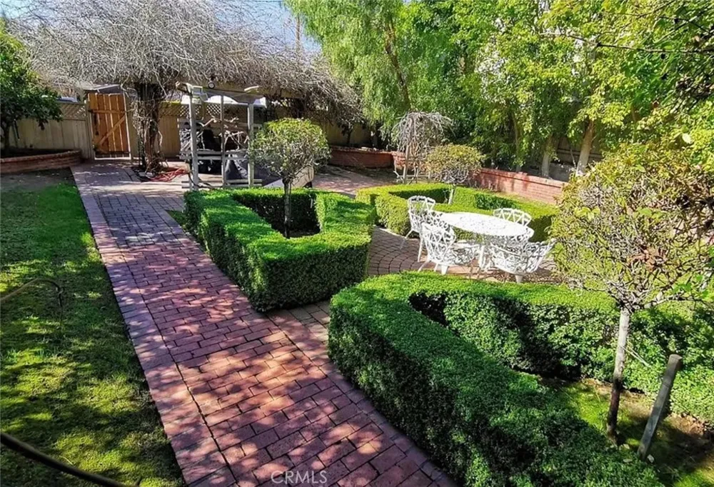 225 N Lima St #204 Sierra Madre, CA 91024