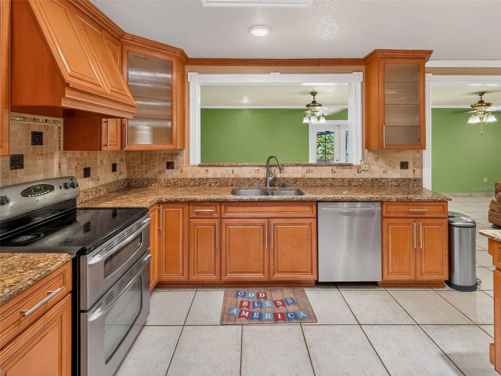 8516 TWIN LAKE BLVD Tampa, FL 33614