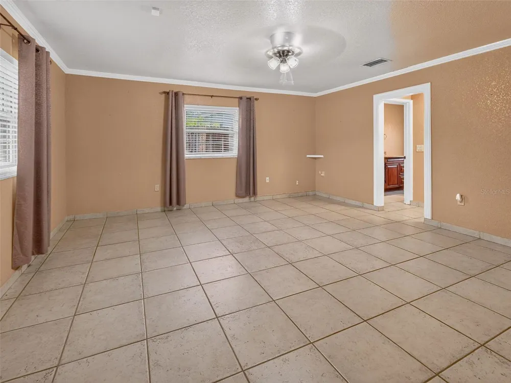 8516 TWIN LAKE BLVD Tampa, FL 33614