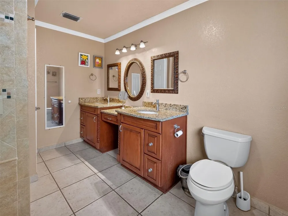 8516 TWIN LAKE BLVD Tampa, FL 33614
