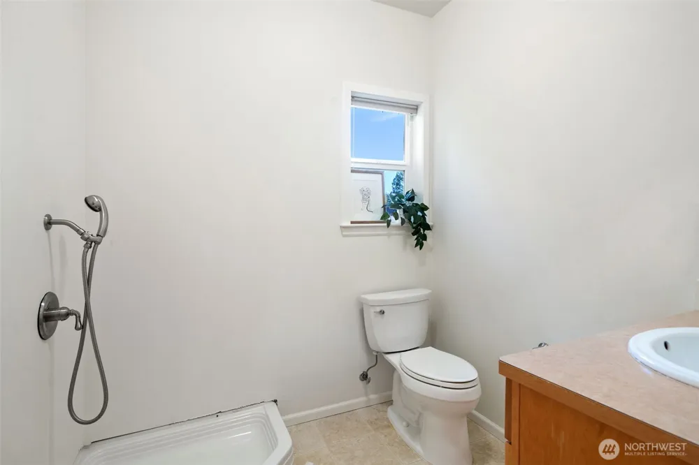 180 E Westlake Drive Allyn, WA 98524
