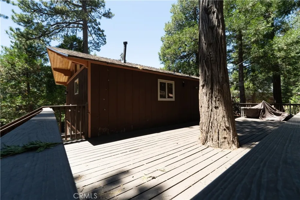 392 Pioneer Lake Arrowhead, CA 92352