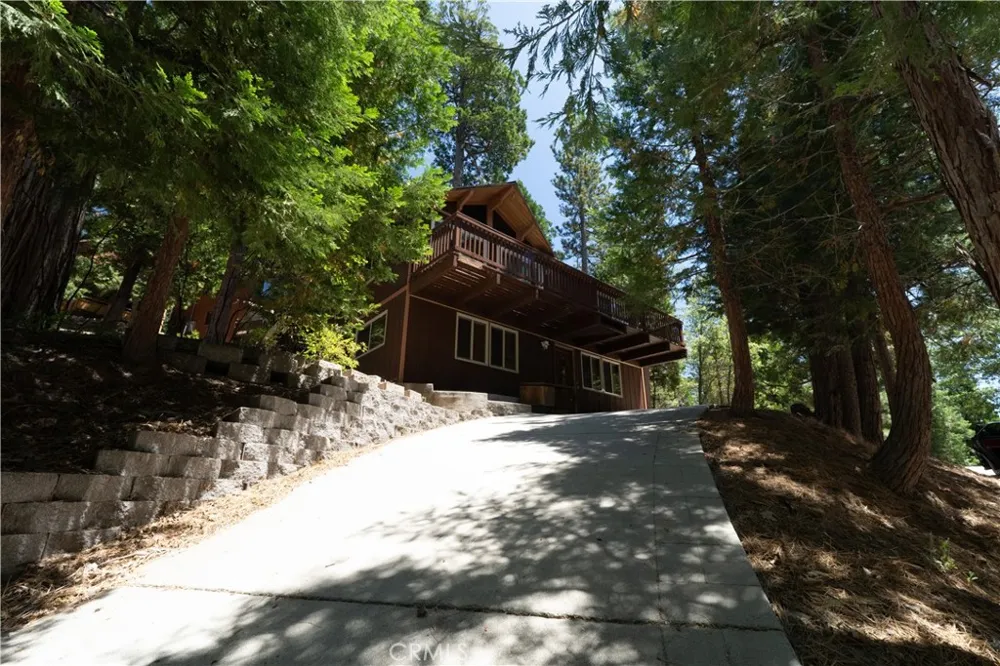 392 Pioneer Lake Arrowhead, CA 92352