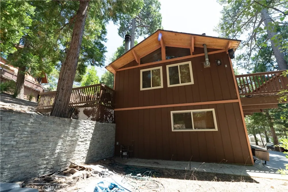 392 Pioneer Lake Arrowhead, CA 92352