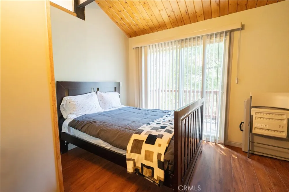 392 Pioneer Lake Arrowhead, CA 92352