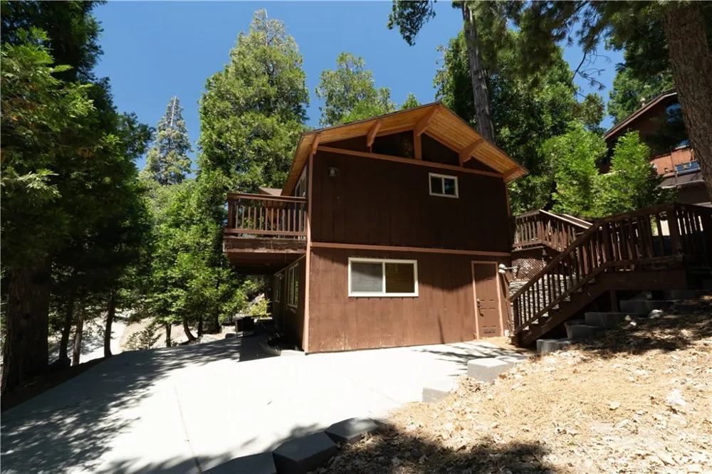 392 Pioneer Lake Arrowhead, CA 92352