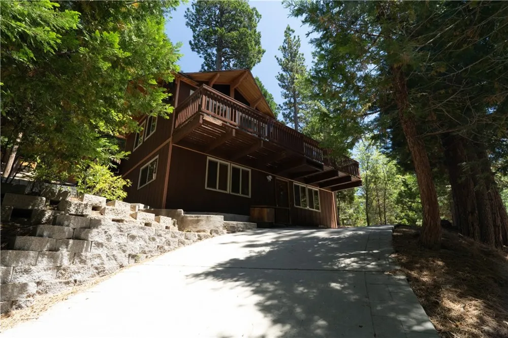 392 Pioneer Lake Arrowhead, CA 92352