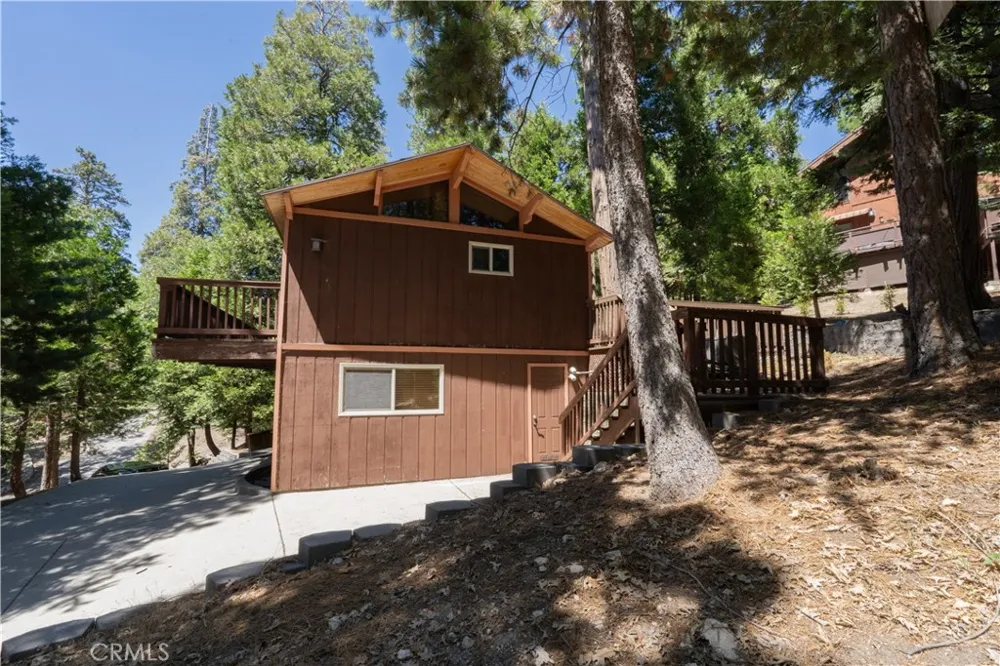 392 Pioneer Lake Arrowhead, CA 92352
