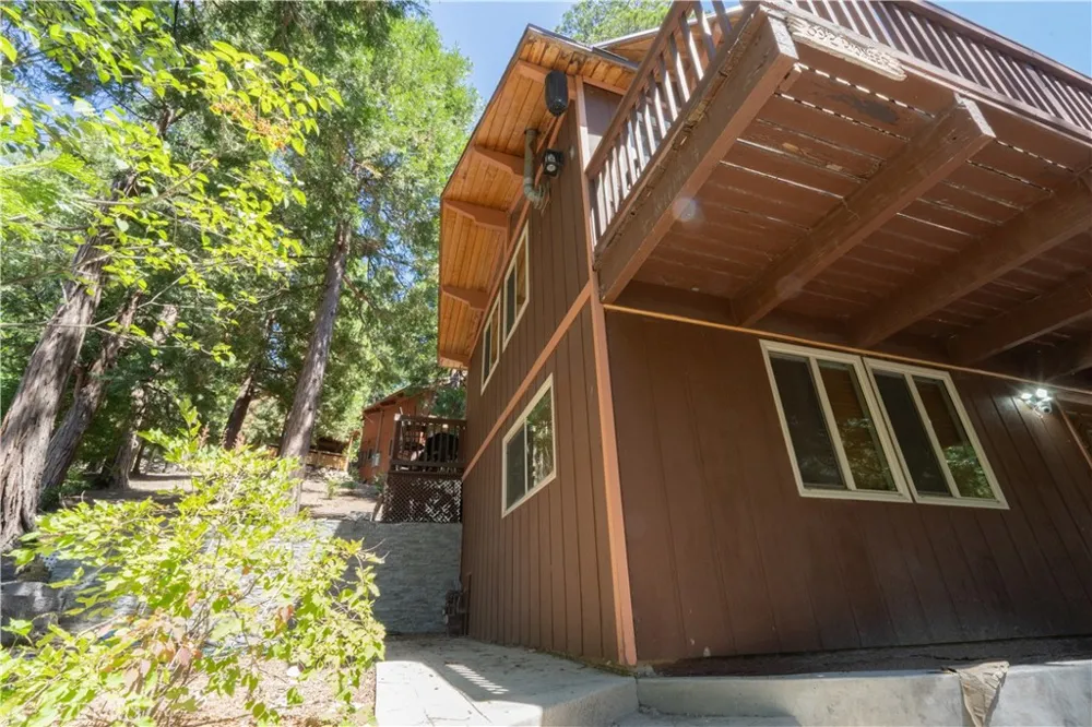 392 Pioneer Lake Arrowhead, CA 92352