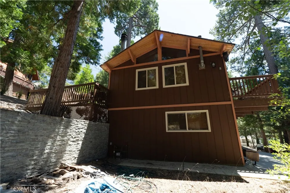 392 Pioneer Lake Arrowhead, CA 92352