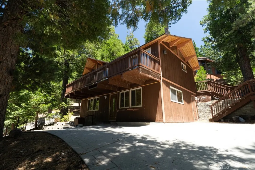392 Pioneer Lake Arrowhead, CA 92352