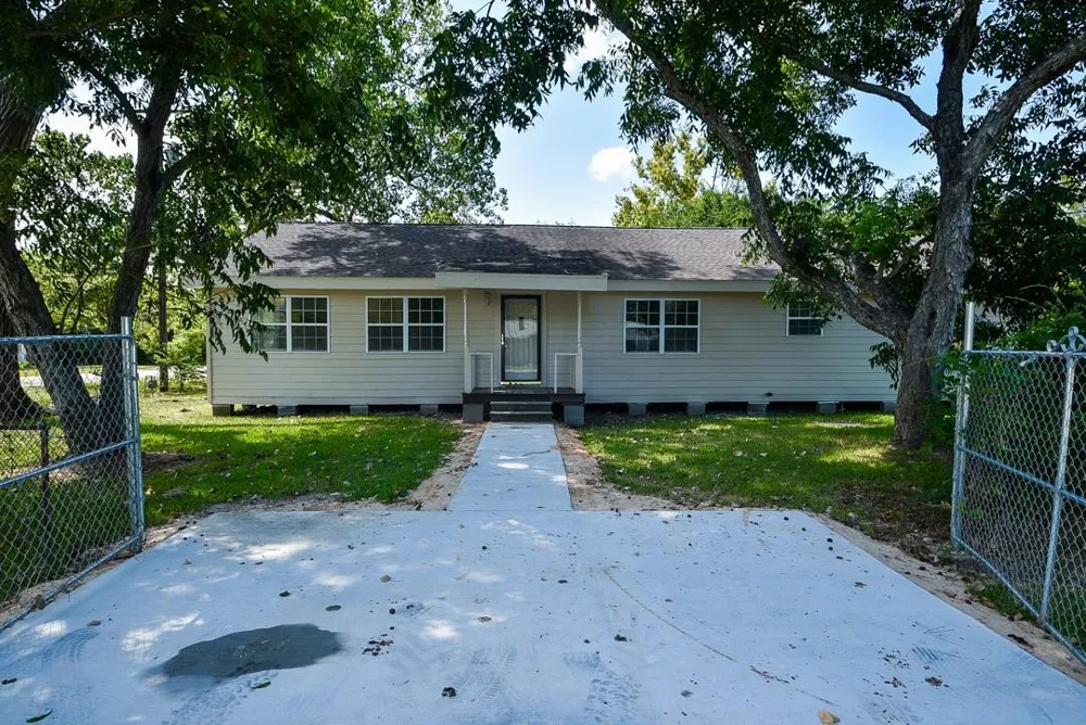 1030 Perkins Drive Bacliff, TX 77518
