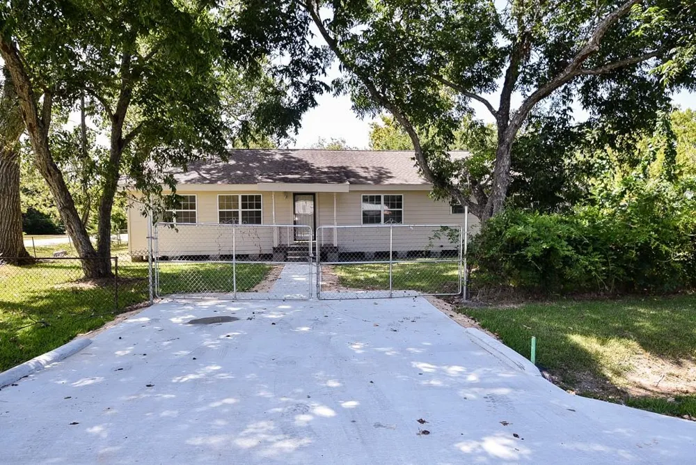 1030 Perkins Drive Bacliff, TX 77518