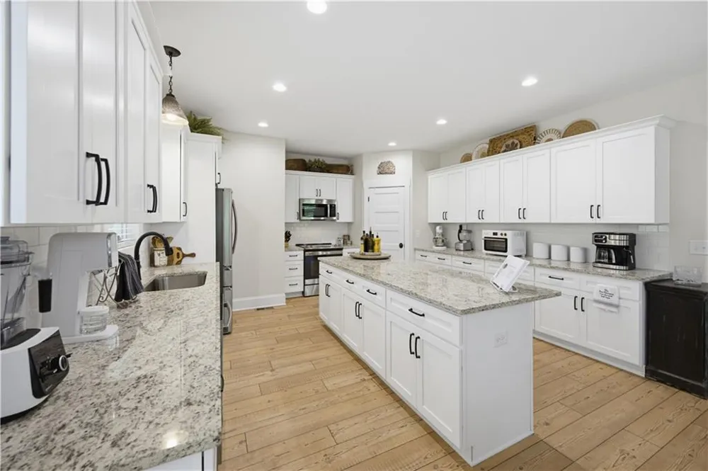 566 Roper Drive Clarkesville, GA 30523