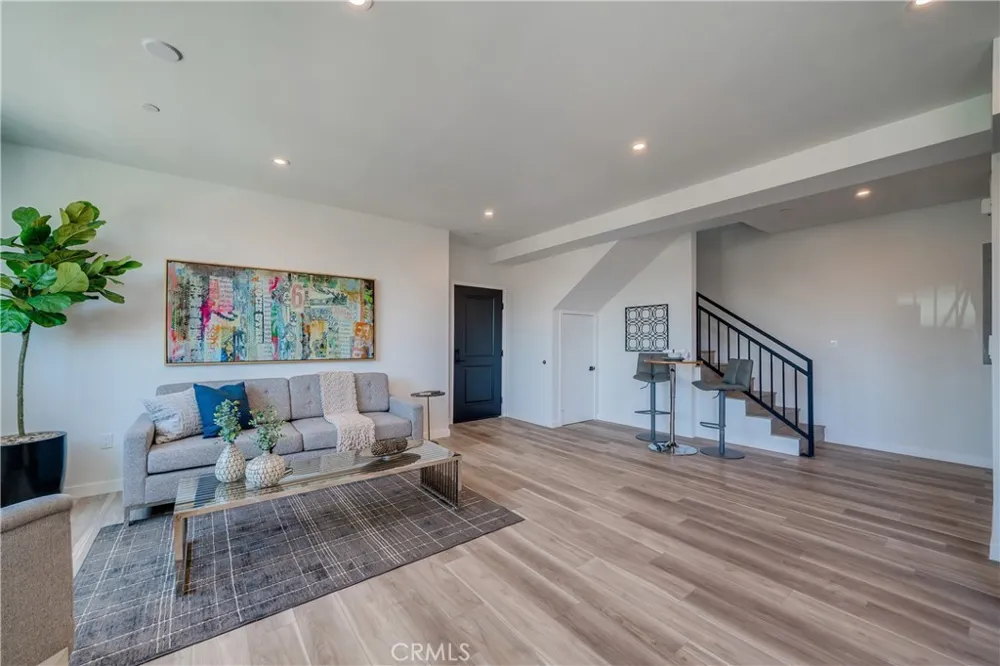 7018 Alabama #3 Canoga Park, CA 91303